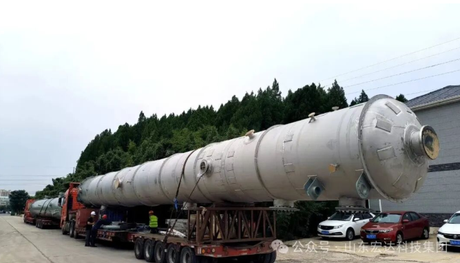 携手行业翘楚，共创清洁未来 - 我公司成功设计制造并交付四川华油中蓝能源有限责任公司核心非标压力容器设备